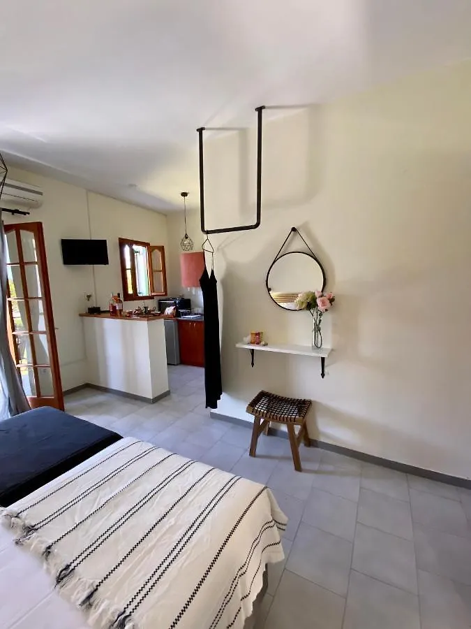 أرغوستولي Lemon Tree Apartments B C 0*,